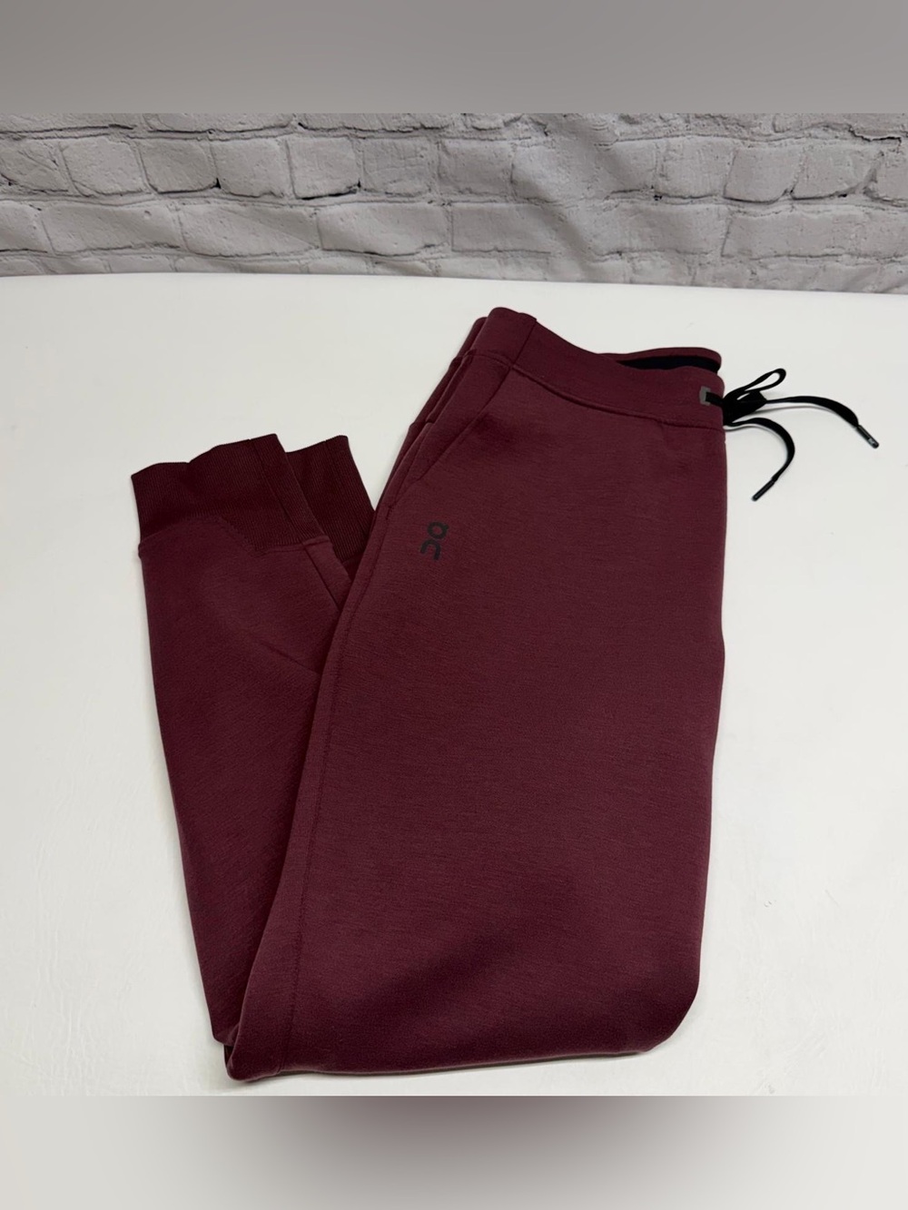 On Running women’s Maroon Jogger Sweatpants size M